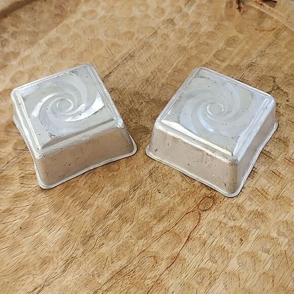2 Vintage Aluminum Molds - Picture 2 of 5